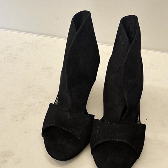 Women's Unbranded Black High Heels, Size 9.5 -- ITEM #3312 - Picture 2 of 7